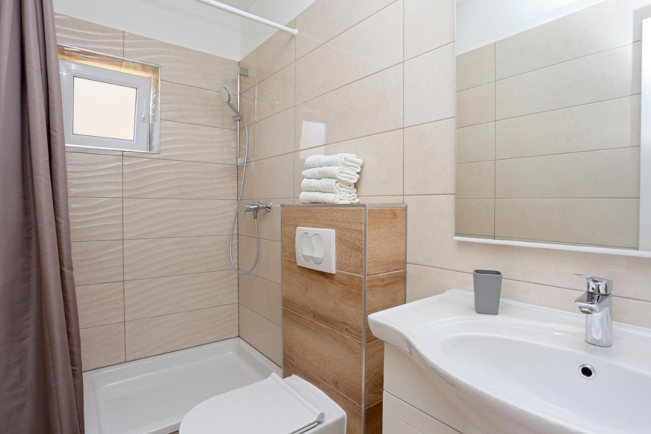Apartments By The Sea Brela, Makarska - 6688 Zewnętrze zdjęcie