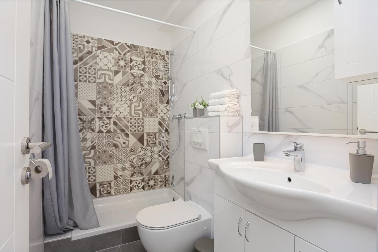 Apartments By The Sea Brela, Makarska - 6688 Zewnętrze zdjęcie