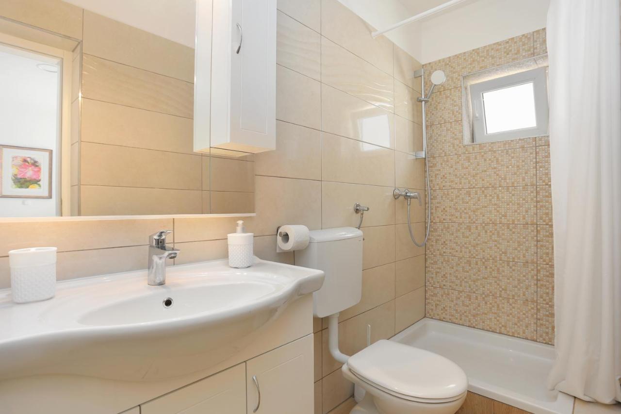 Apartments By The Sea Brela, Makarska - 6688 Zewnętrze zdjęcie